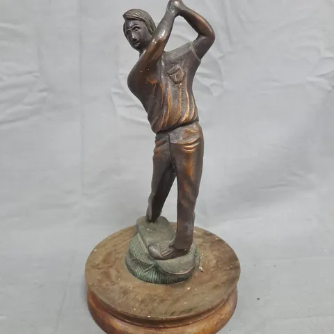 UNBRANDED BRONZE-TONE GOLFING FIGURINE/STATUE ON WOODEN BASE