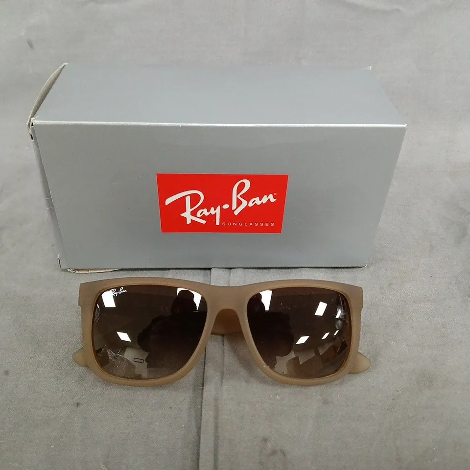 RAY-BAN SUNGLASSES – BROWN/TAN FRAME