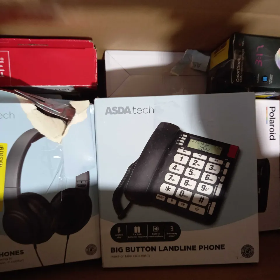 BOX OF APPROXIMATELY 10 ASSORTED ELECTRICAL ITEMS TO INCLUDE MIXX 2 PORT POWER BANK, AURALED COLORCLOCK PROJECTION LIGHT, ETC