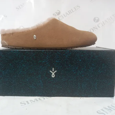 BOXED PAIR OF EMU MONCH CLOG SHOES IN CAMEL SIZE 7