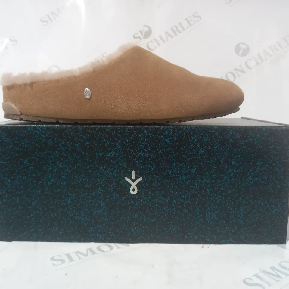 BOXED PAIR OF EMU MONCH CLOG SHOES IN CAMEL SIZE 7