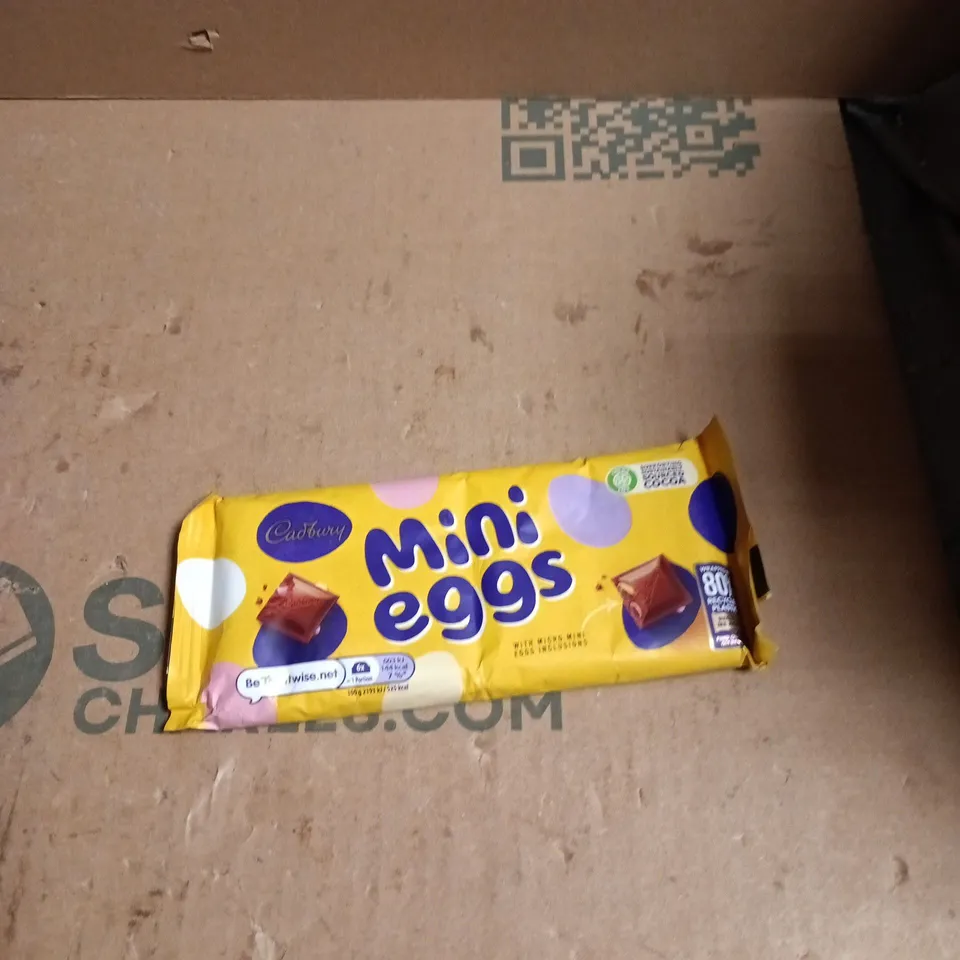 APPROXIMATELY 7 ASSORTED FOOD ITEMS INCLUDING MINI EGGS CHOCOLATE BAR AND CHOCOLATE PEANUT BAR