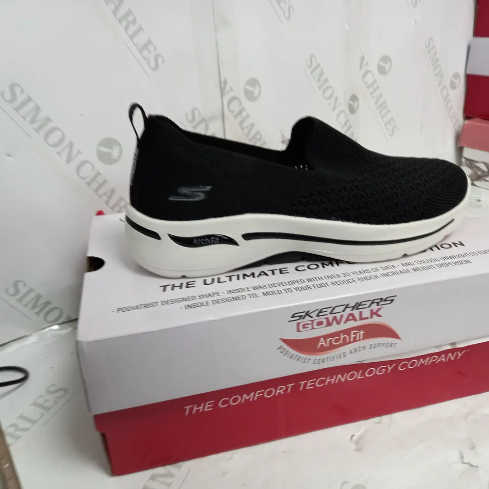 BOXED SKECHERS GO WALK ARCH FIT DELORA SLIP ON TRAINERS, BLACK - SIZE 3