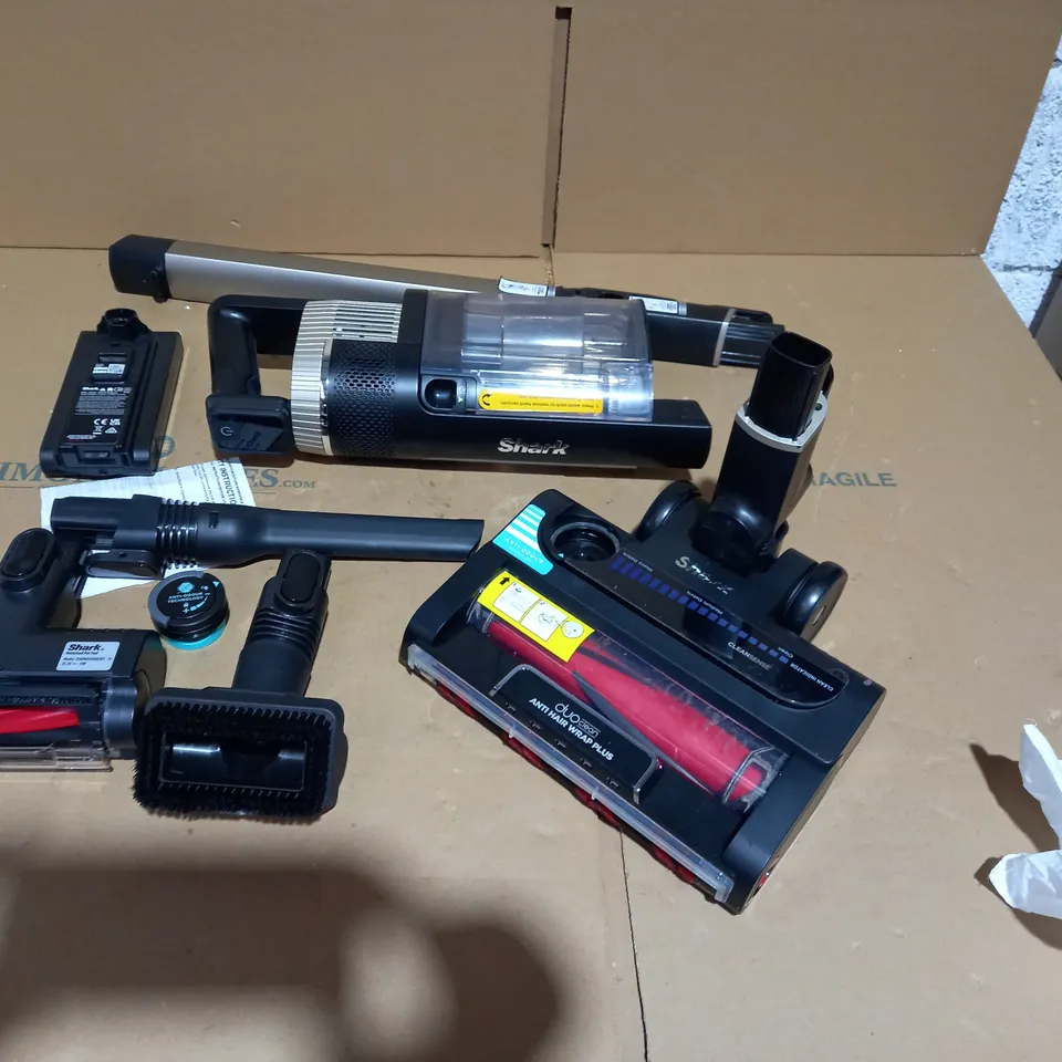 SHARK STRATOS CORDLESS VACUUM W/ANTI HAIR WRAP & CLEAN SENSE IQ IZ400UKT