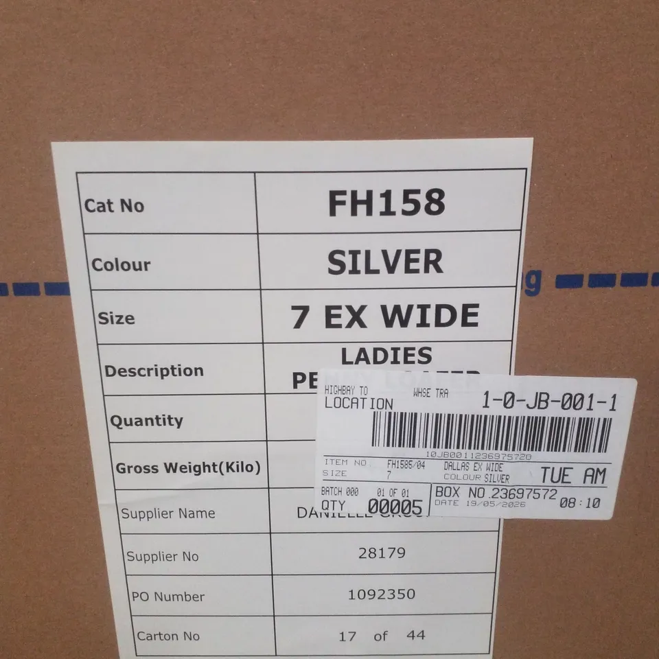 BOX CONTAINING APPROXIMATELY 5 PAIRS OF BRAND NEW SIMPLY BE SILVER DALLAS EX WIDE PENNY LOAFER - SIZE 7