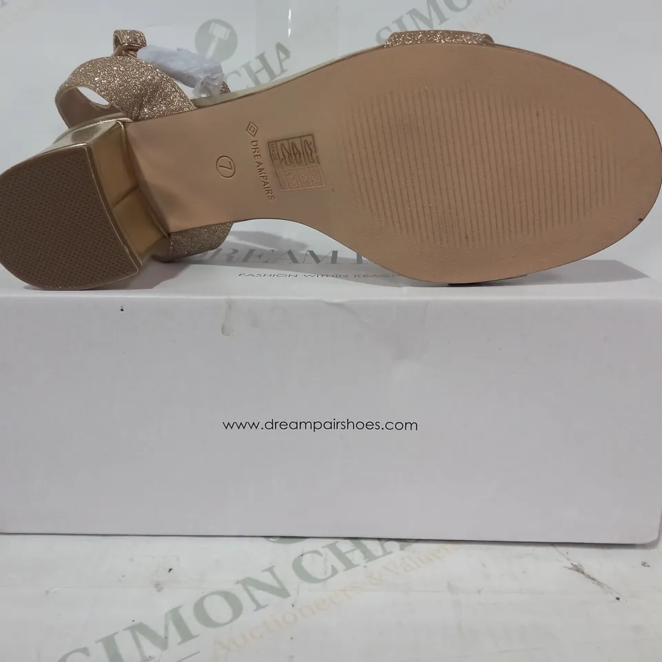 BOXED PAIR OF DREAM PAIRS CARNIVAL LOW BLOCK HEEL OPEN TOE SANDALS IN METALLIC GOLD W. GLITTER EFFECT UK SIZE 5