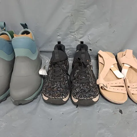 BOX OF APPROXIMATELY 20 ASSORTED PAIRS OF SHOES AND FOOTWEAR ITEMS IN VARIOUS COLOURS, STYLES, AND SIZES - COLLECTION ONLY