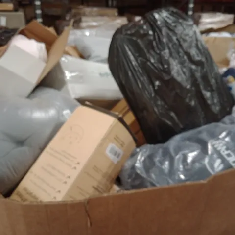 PALLET CONTAINING A LARGE QUANTITY OF PILLOWS