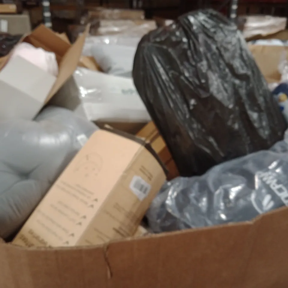 PALLET CONTAINING A LARGE QUANTITY OF PILLOWS