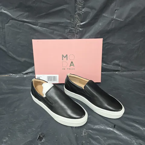 BOXED PAIR OF MODA IN PELLE ADRINA BLACK LEATHER SLIP ON TRAINER SIZE 39
