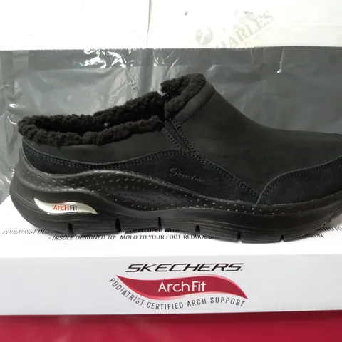 BOXED PAIR OF SKECHERS ARCHFIT SLIP ON BLACK SOFT SHOES - SIZE 7