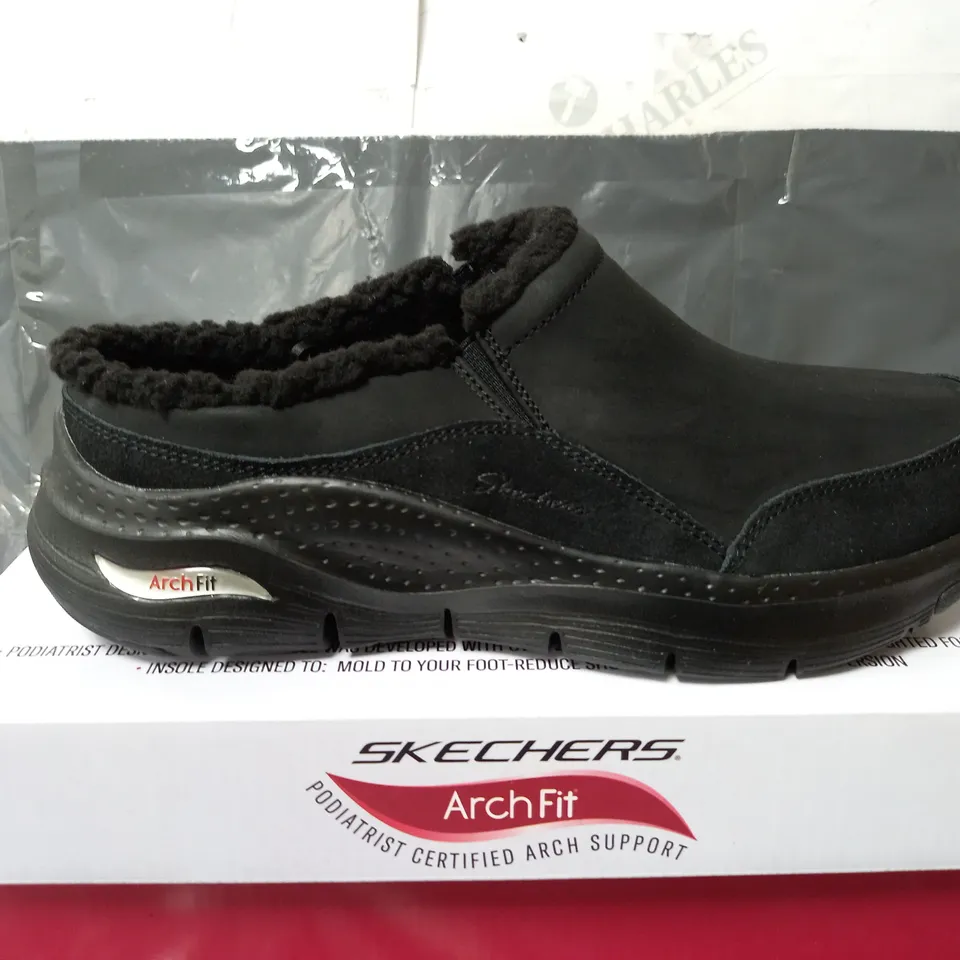 BOXED PAIR OF SKECHERS ARCHFIT SLIP ON BLACK SOFT SHOES - SIZE 7