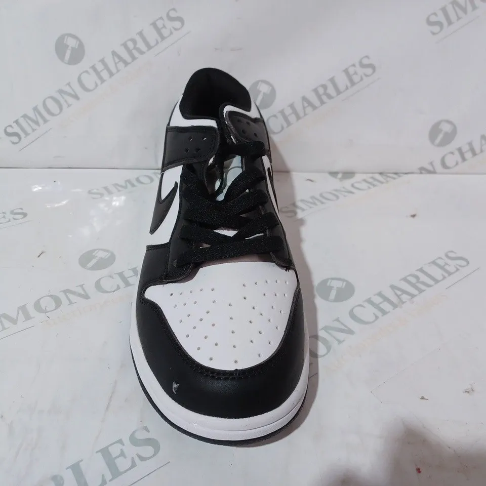 BOXED PAIR OF NIKE TRAINERS IN BLACK/WHITE UK SIZE 7