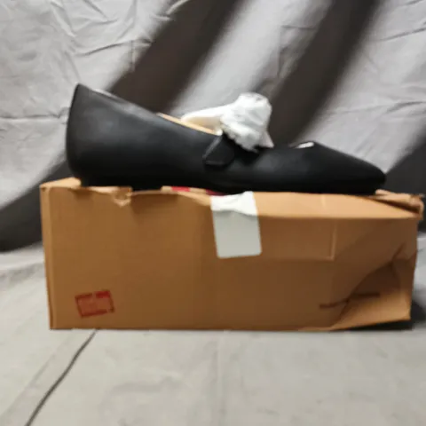 BOXED PAIR OF FITFLOP BALLERINA/MARY JANE SHOES IN BLACK SIZE UK 8