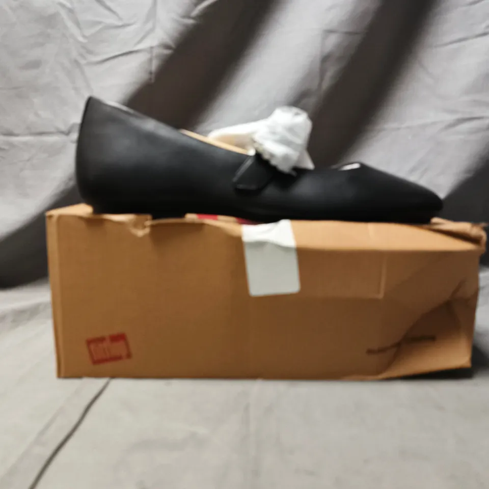 BOXED PAIR OF FITFLOP BALLERINA/MARY JANE SHOES IN BLACK SIZE UK 8