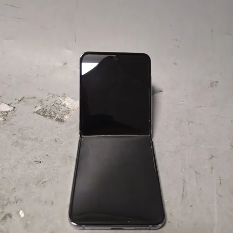 SAMSUNG GALAXY Z FLIP 4 SMARTPHONE IN PURPLE
