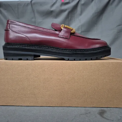 BOXED PAIR OF BODEN LOAFERS IN BURGUNDY W. GOLD EFFECT DETAIL EU SIZE 42