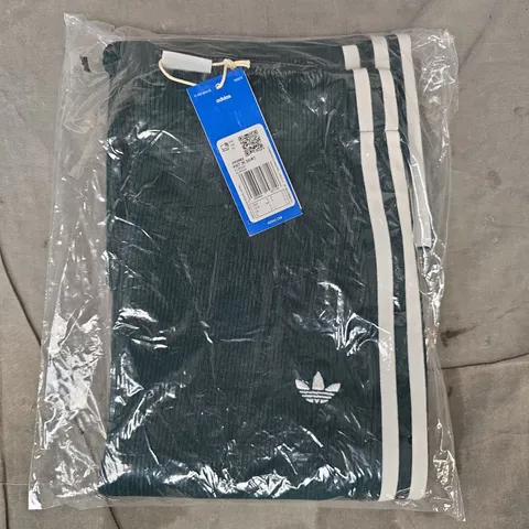 BAGGED ADIDAS KNIT 3S SKIRT IN DARK GREEN SIZE SMALL