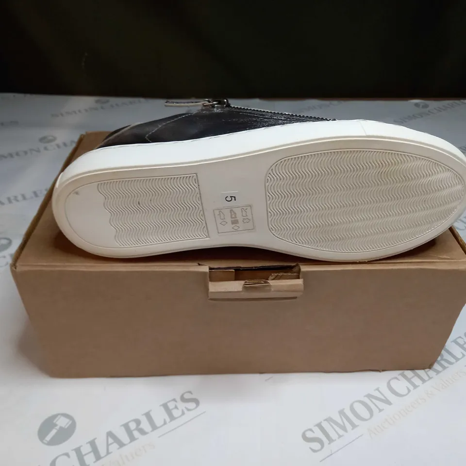 BOXED PAIR OF MAISON DE NIMES LEATHER ZIP SIDE TRAINERS IN PEWTER - SIZE 5 
