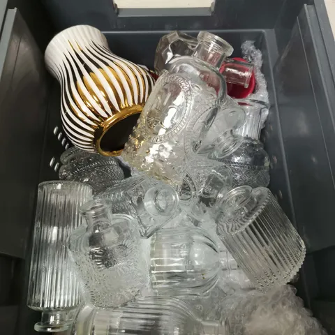 LOT OF APPROXIMATELY 20 ASSORTED POTTERY AND GLASS ITEMS