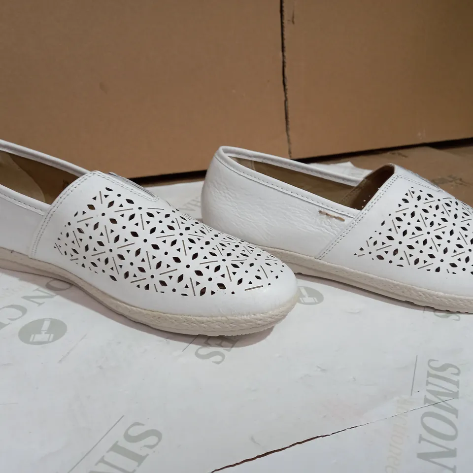 EARTH SPIRIT CUIR VERITABLE LEATHER SHOE - UK SIZE 7, IN WHITE