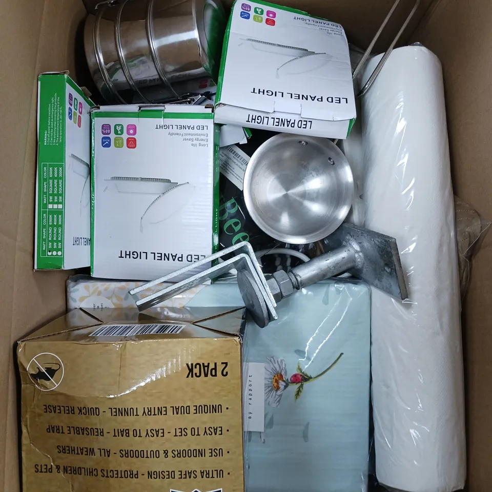 APROXIMATELY 10 ASSORTED HOUSEHOLD ITEMS TO INCLUDE BEDDING , RAT TRAP , LED PANEL LIGHT , ETC 