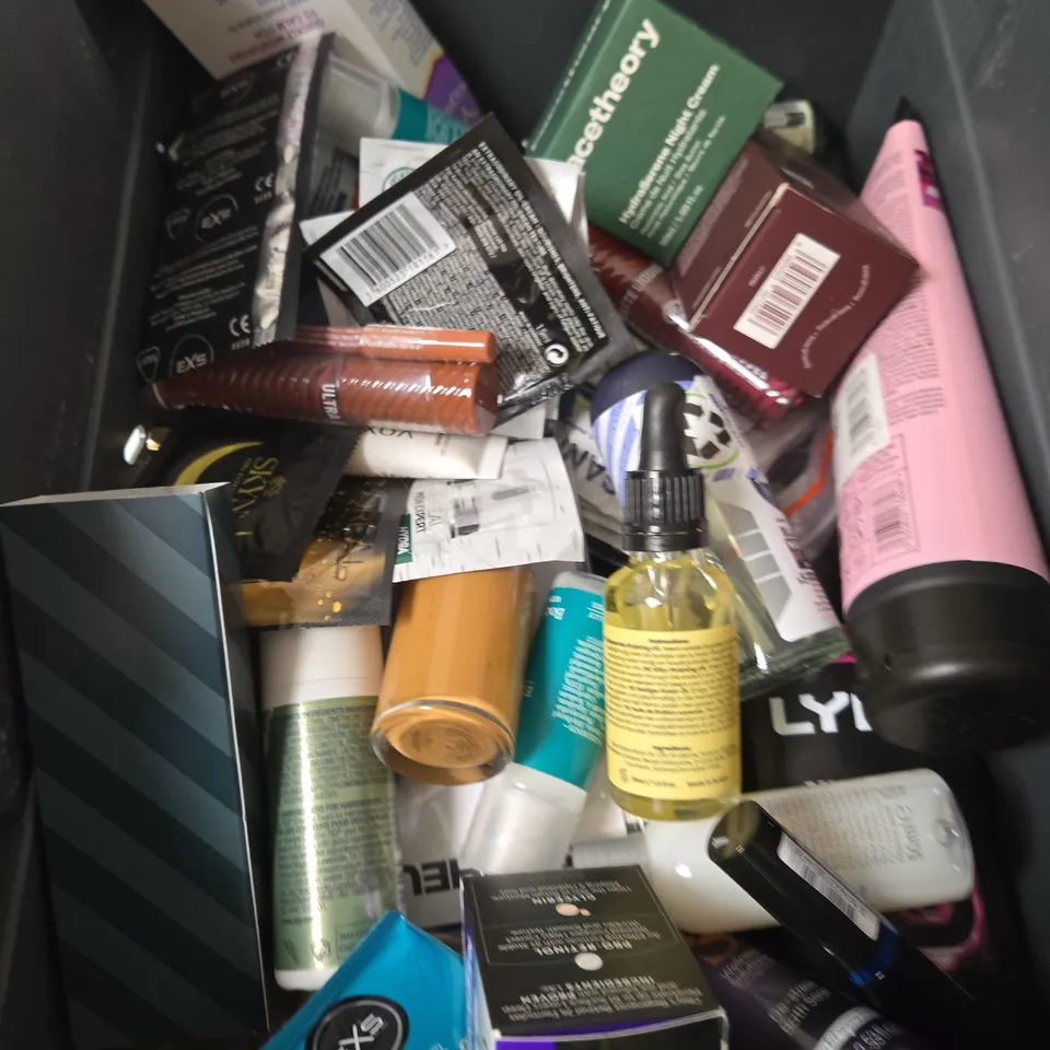APPROXIMATELY 20 ASSORTED HEALTH & BEAUTY PRODUCTS TO INCLUDE LYNX SHOWER GEL, MOISTURISER, SHAMPOO BAR ETC