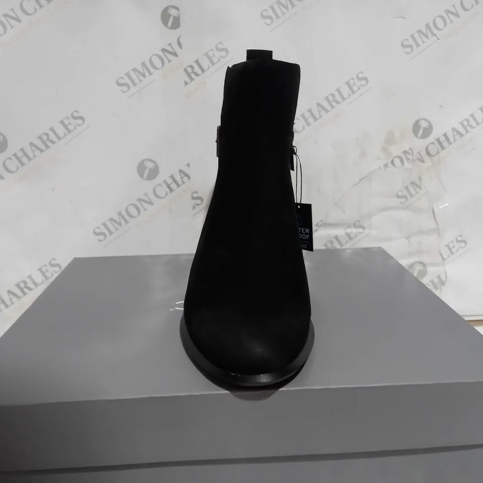 BOXED PAIR OF VIONIC SIENNA ANKLE BOOTS IN BLACK SIZE 7