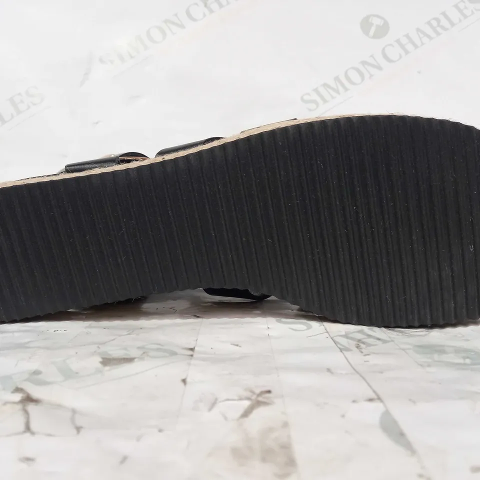BOXED PAIR OF DESIGNER OPEN TOE STRAPPY SANDALS IN BLACK SIZE UNSPECIFIED
