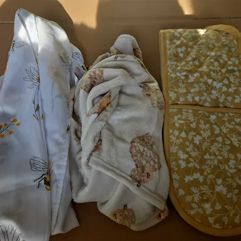 BOX OF APPROXIMATELY 12 ASSORTED BEDDING AND SOFT FURNISHING ITEMS TO INCLUDE - OVEN MITES - BLANKETS - TABLE CLOTHS ETC.