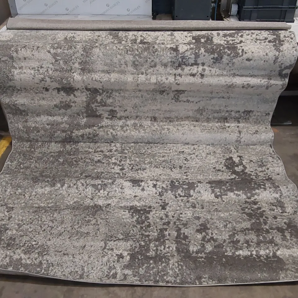 HOHL GREY/OFF-WHITE RUG // 200 X 275CM