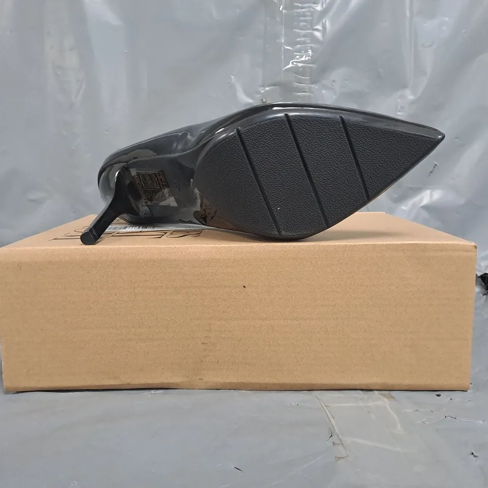 BOXED PAIR OF WHERE'S THAT FROM POINTED TOE STILETTO HEEL SHOES IN BLACK SIZE UK 8