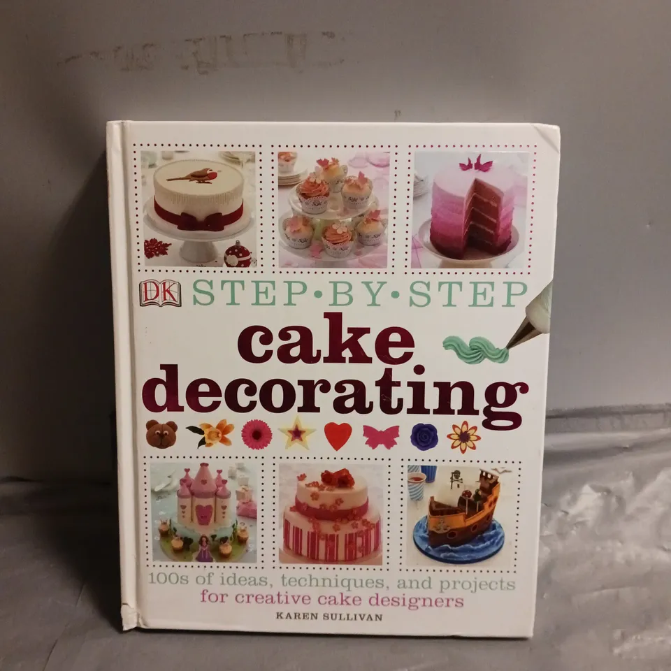 STEP-BY-STEP CAKE DECORATING: 100S OF IDEAS, TECHNIQUES, AND PROJECTS FOR CREATIVE CAKE DESIGNERS