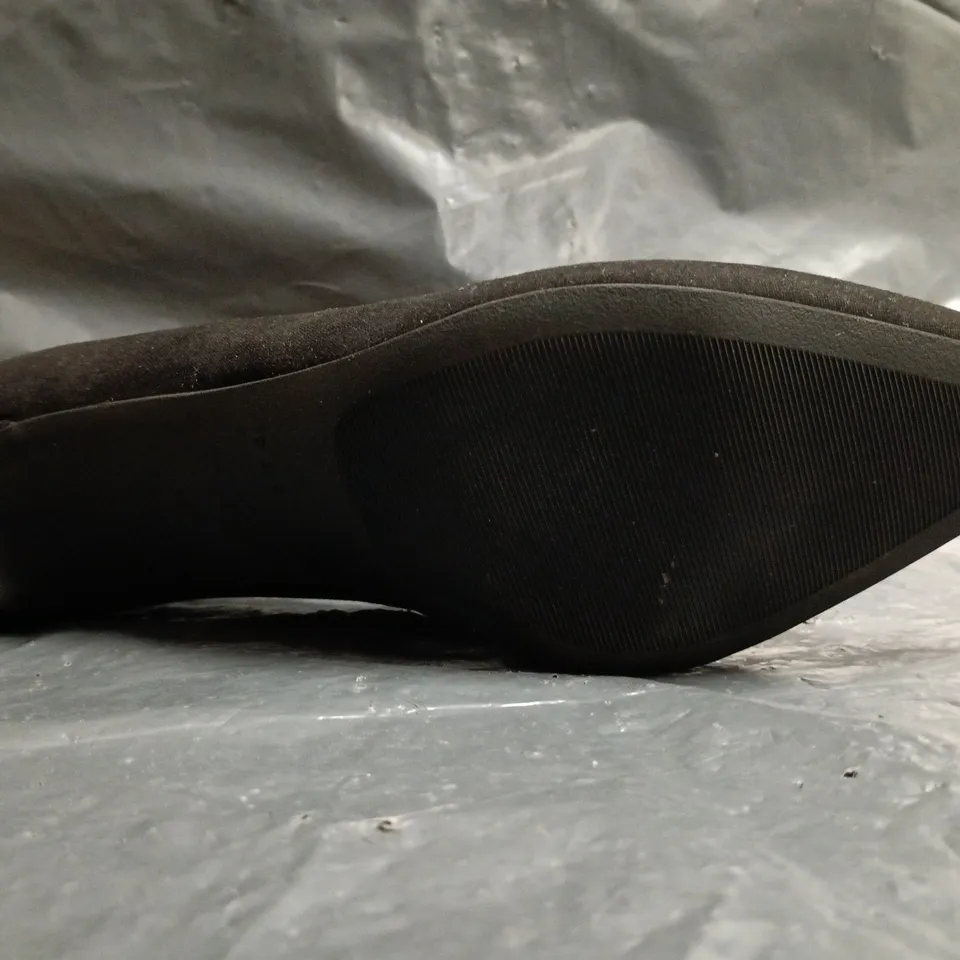 BOXED PAIR OF PAPAYA COMFORT POINTED TOE LOW SLIP-ON HEELS IN BLACK SIZE 7