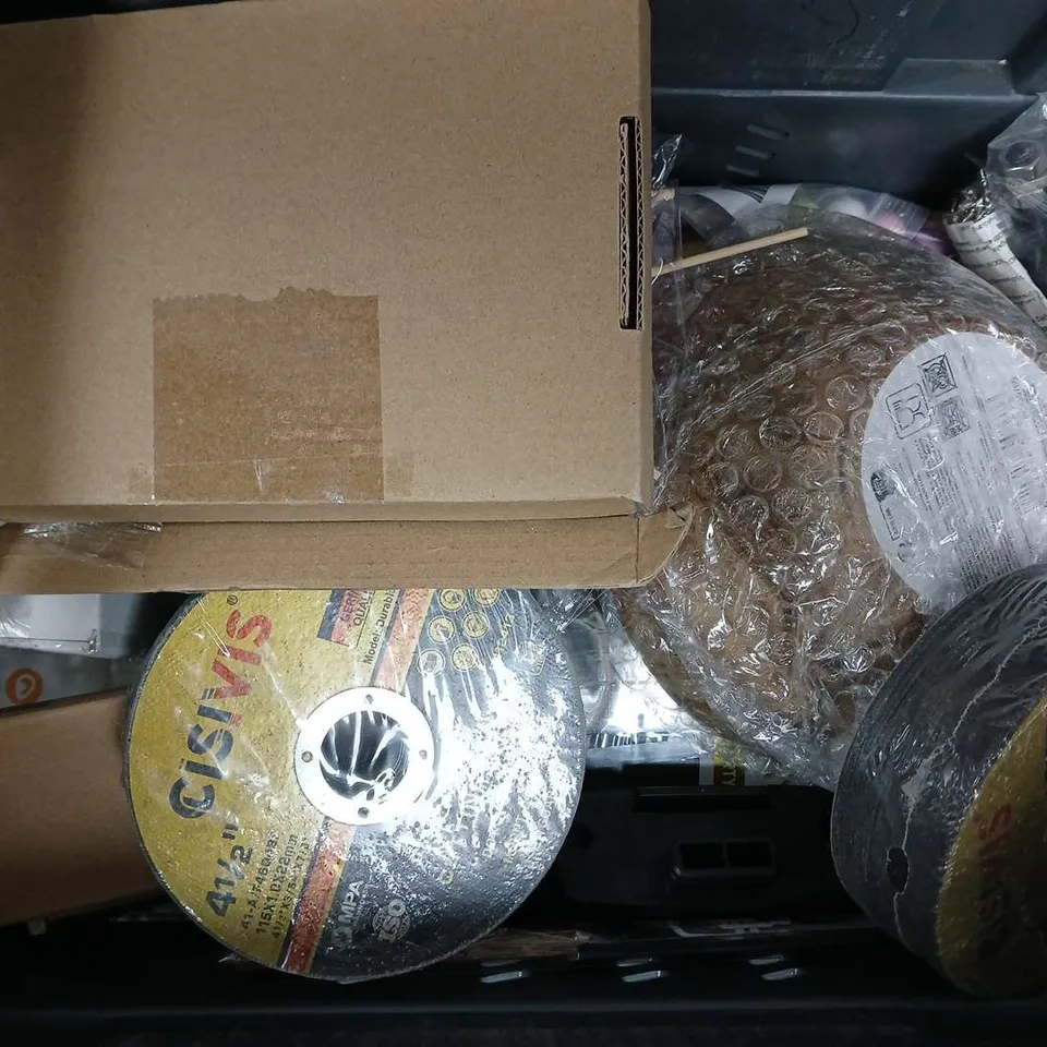 APPROXIMATELY 12 ASSORTED HOUSEHOLD ITEMS TO INCLUDE CISIVIS CUTTING WHEEL, ASTRO SCENT BOOSTERS, ENVII FILTER FEED, ETC