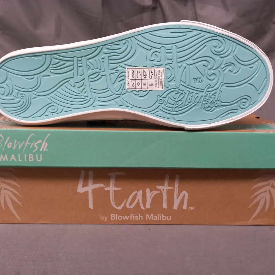 BOXED PAIR OF BLOWFISH MALIBU 4 EARTH SHOES IN GREY SIZE 7