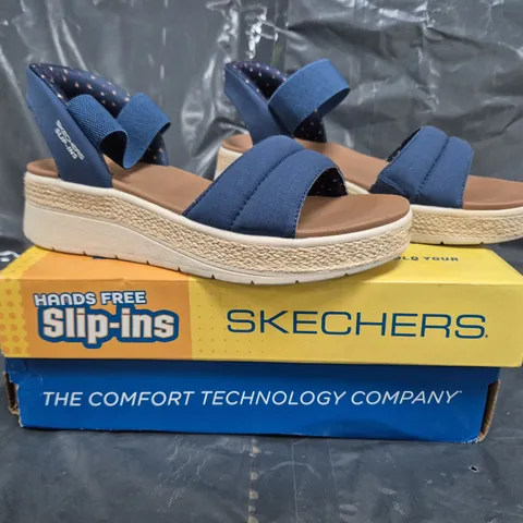 BOXED PAIR OF SKECHERS SUN RAY SLIP-IN SANDALS IN NAVY SIZE 7