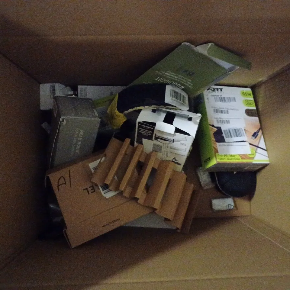 BOX OF APPROX 10 ITEMS INCLUDING SKECH LAPTOP SLEEVE, FLEXSON 5M POWER CABLE, WIFI EXTENDER PLUG