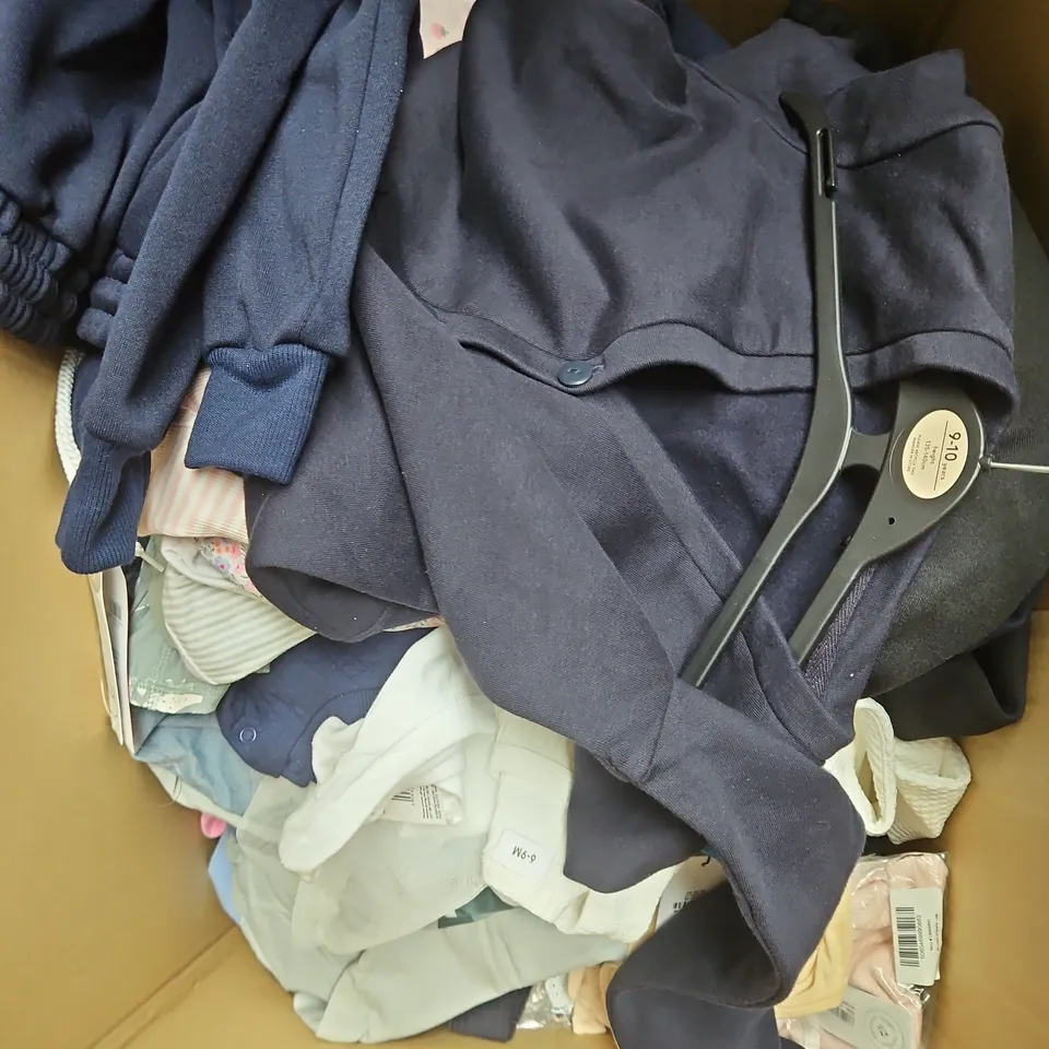 BOX OF APPROXIMATELY 30 ASSORTED KIDS CLOTHING ITEMS TO INCUDE - TOPS, CARDIGAN, SHORTS, ETC