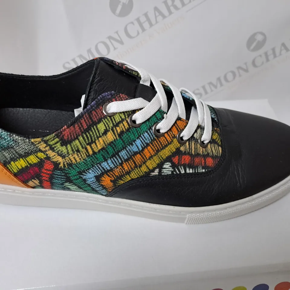 BOXED ADESSO TRAINER'S IN BLACK SIZE 7