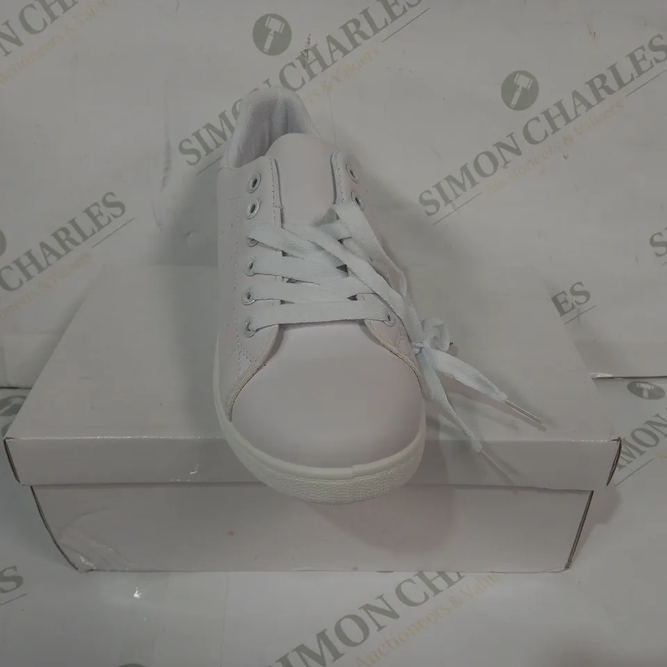BOXED PAIR OF DESIGNER LACE UP SHOES IN WHITE EU SIZE 38