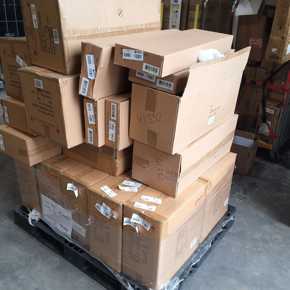 PALLET OF APPROXIMATELY 100 ASSORTED ITEMS INCLUDING GISELA GRAHAM FAUX ACHILLEA SPRAY BUNCHES IN NATURAL YELLOW , STONEWARE VASE AND CERAMJC POT COVERS 