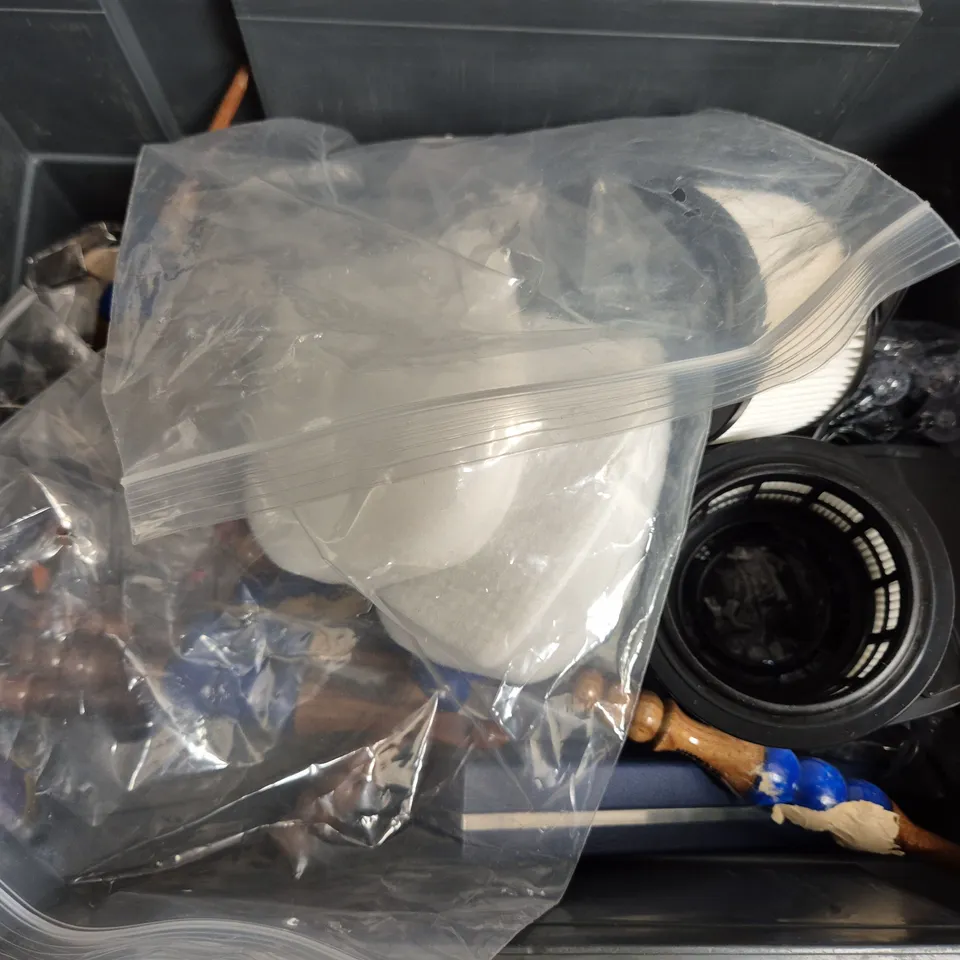 APPROXIMATELY 8 ASSORTED HOUSEHOLD ITEMS TO INCLUDE SHEAFFER PENS, TELESCOPIC FISHING BANKSTICK, WOODEN CUTLERY, ETC