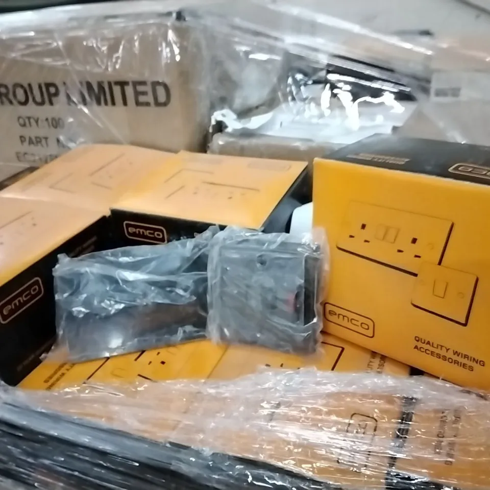 PALLET OF APPROXIMATELY 4462 ASSORTED ELECTRICAL ITEMS/COMPONENTS TO INCLUDE: DOUBLE POLE SWITCHES WITH NEON, 45A SWITCHES ETC