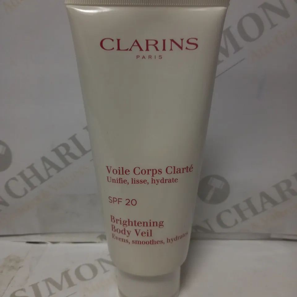 LOT TO CONTAIN APPROX. 15 X BOTTLES OF CLARINS BRIGHTENING SPF 20 BODY VEIL - 200ML 