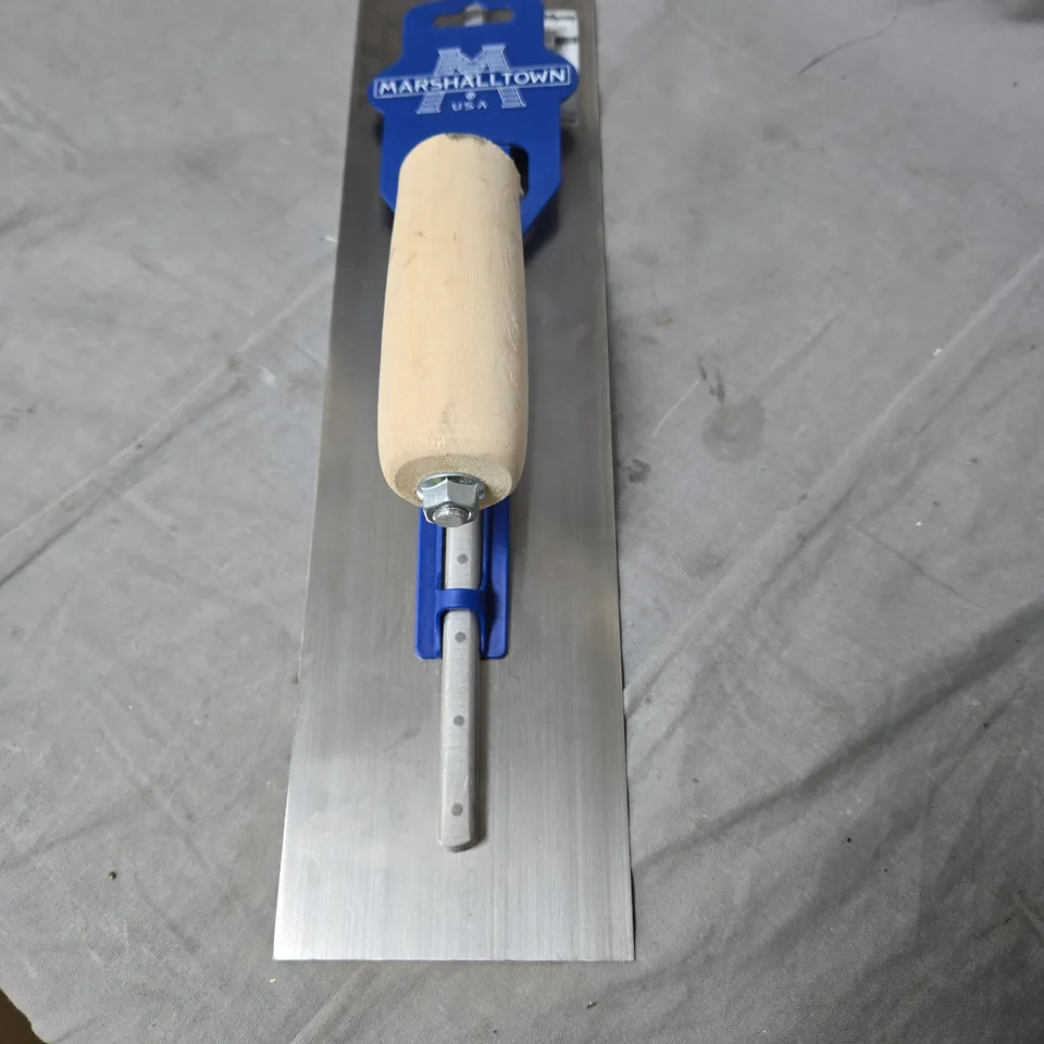 BOX OF APPROXIMATELY 12 ASSORTED HOUSEHOLD ITEMS INCLUDING HIGH QUALITY CUTLERY AND MARSHALLTOWN TROWEL