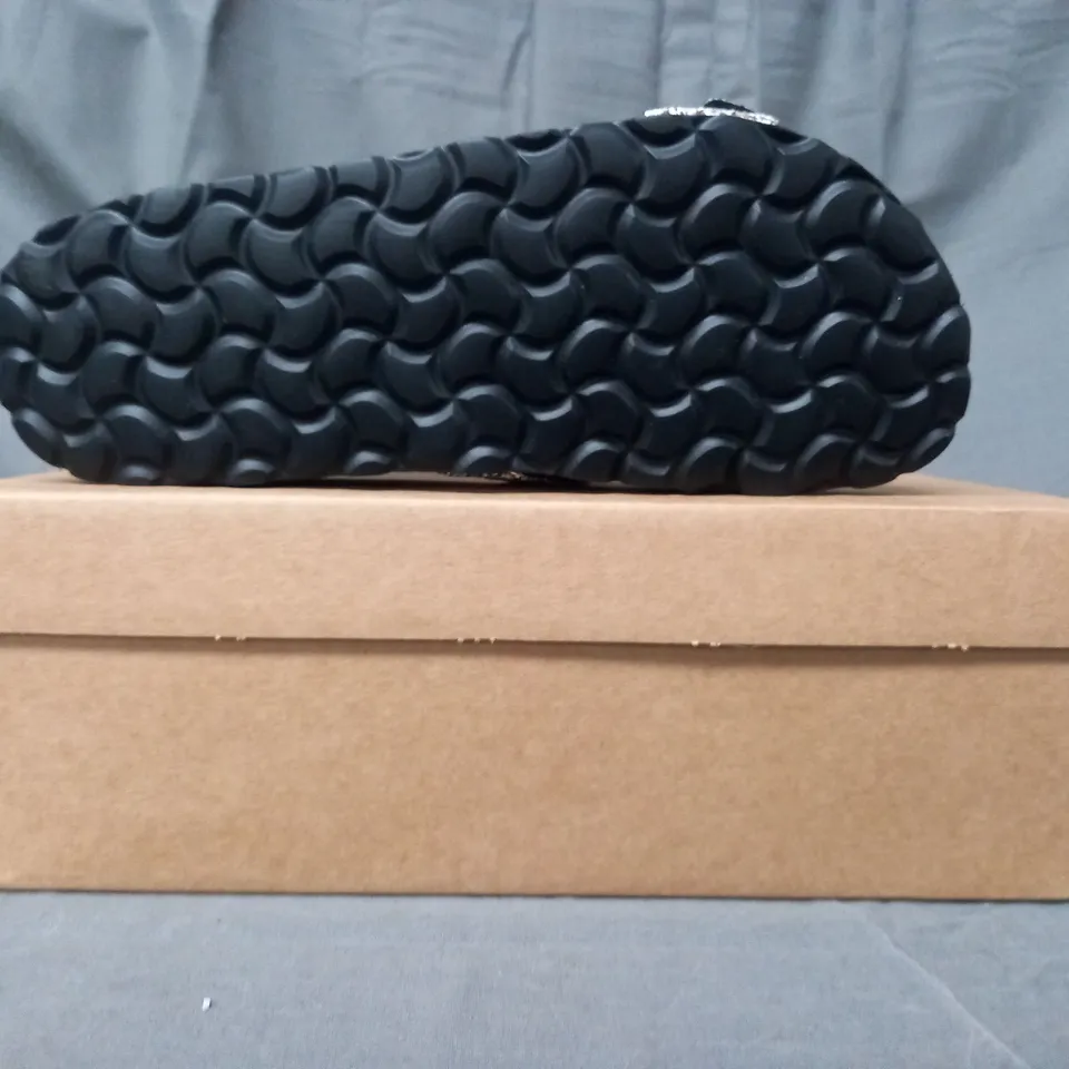 BOXED PAIR OF BONOVA OPEN TOE FLAT SANDALS IN BRONZE SIZE 4