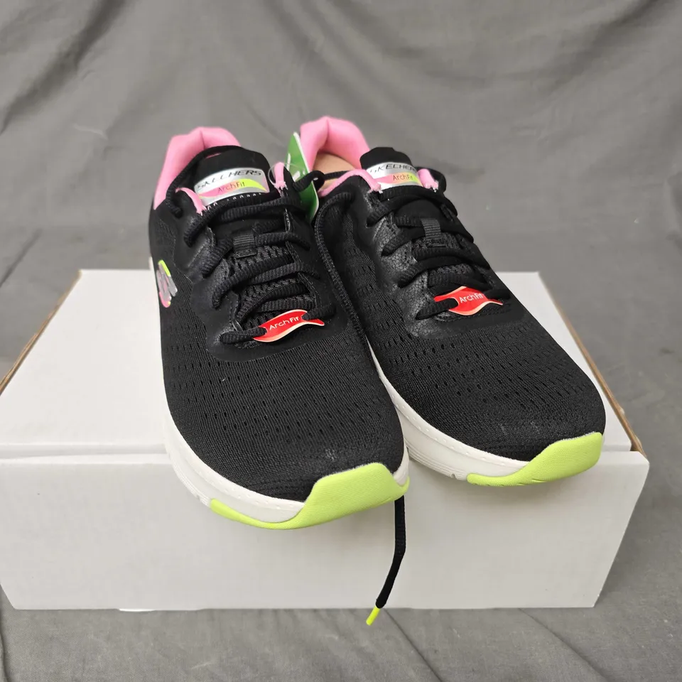 PAIR OF SKECHERS ARCH FIT TRAINERS IN BLACK - 6.5
