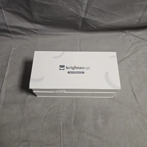 BRIGHTENUP TEETH WHITENING KIT – BOXED WITH 3 X GEL SYRINGES, MOUTH TRAY & LED LIGHT