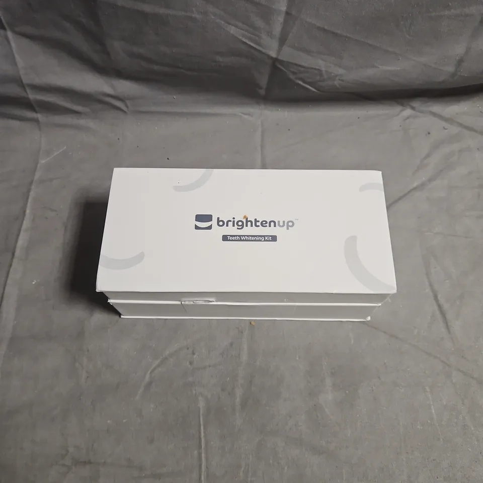 BRIGHTENUP TEETH WHITENING KIT – BOXED WITH 3 X GEL SYRINGES, MOUTH TRAY & LED LIGHT